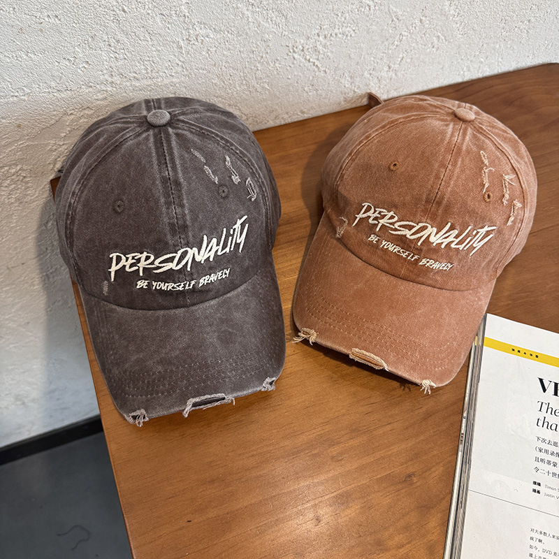 Boné de Baseball Lavado e Desgastado com Letras Rasgadas