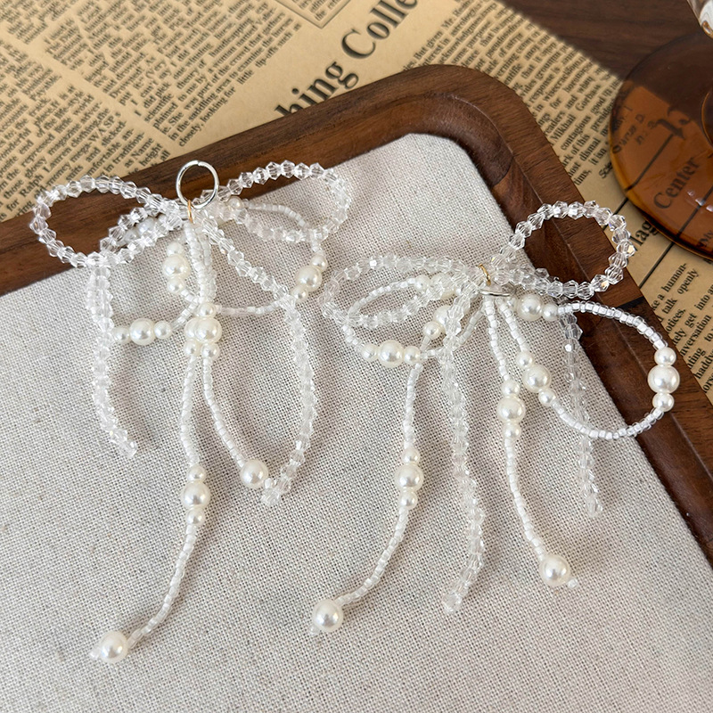 مشبك حذاء بكعبة من اللؤلؤ الرمادي الفضي