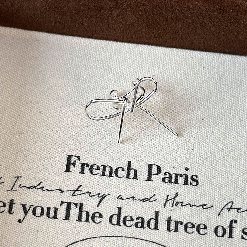 مشبك أذن على شكل قوس شريطي