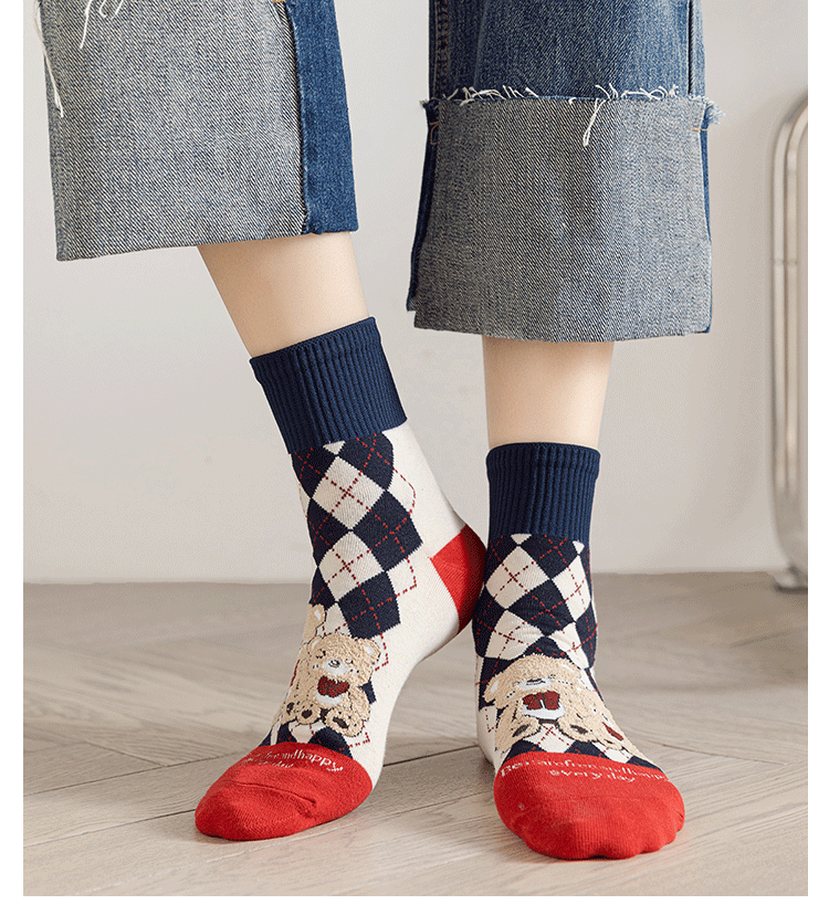 Meias Femininas com Estampa Xadrez e Ursos de Desenho Animado