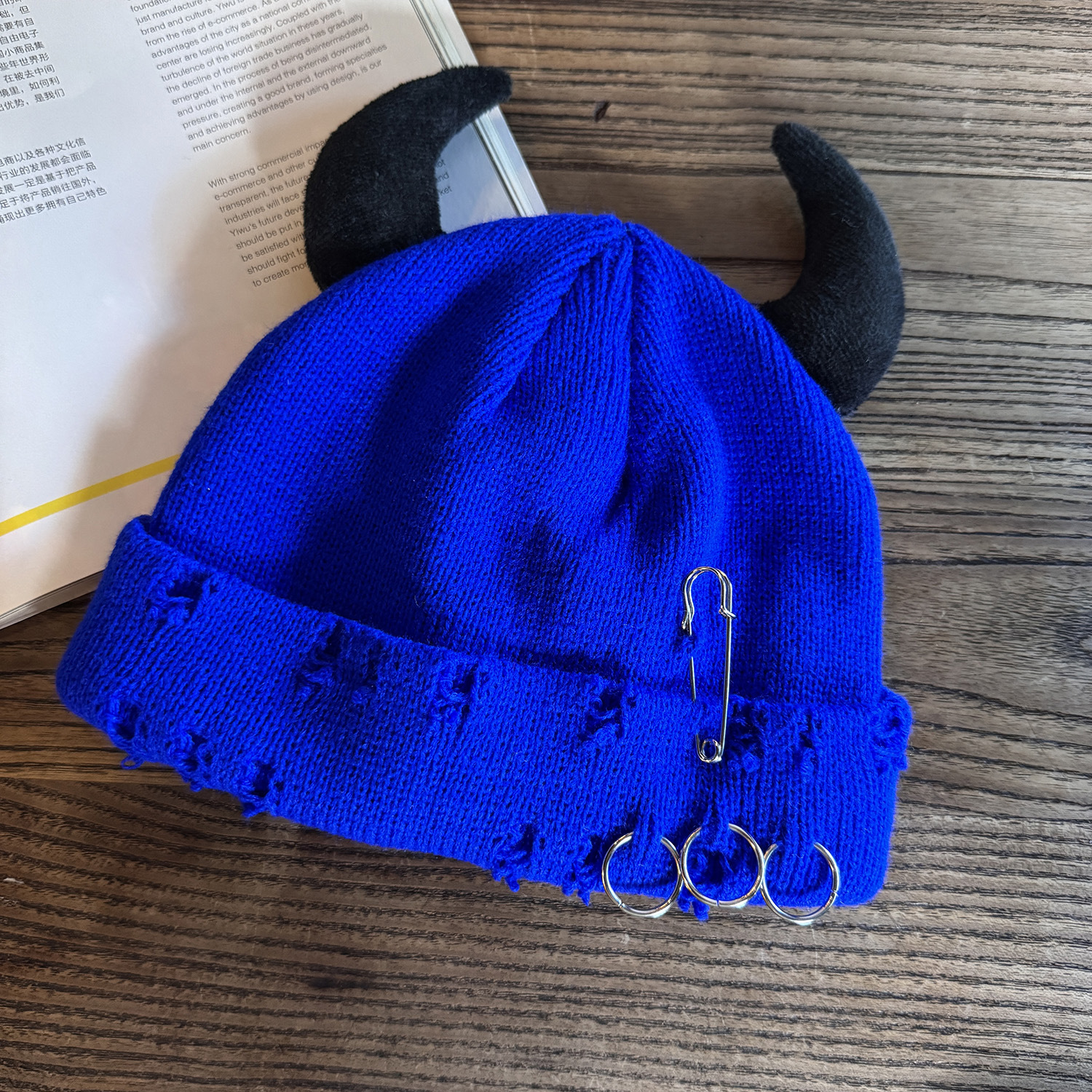 Gorro de Malha Rasgado com Chifres