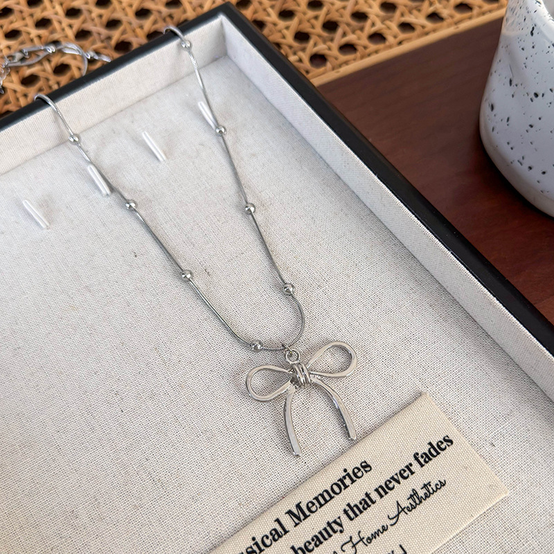 Мінімалістичне намисто зі срібним бантом