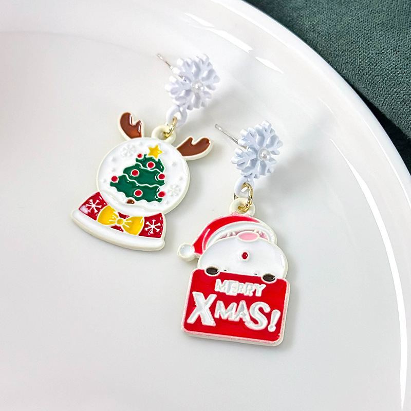 أقراط كريسماس غير متماثلة