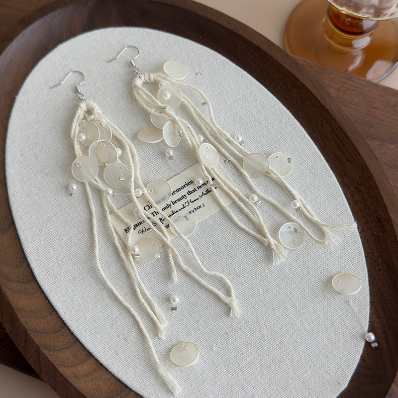 Brincos Longos de Concha com Borlas