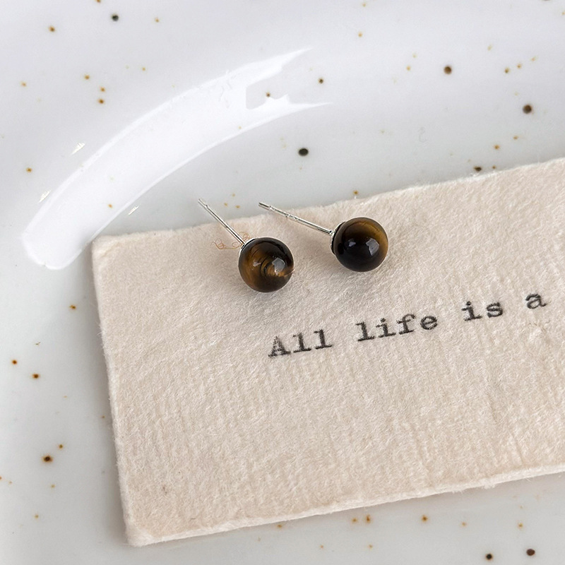 أقراط متدلية من عين النمر