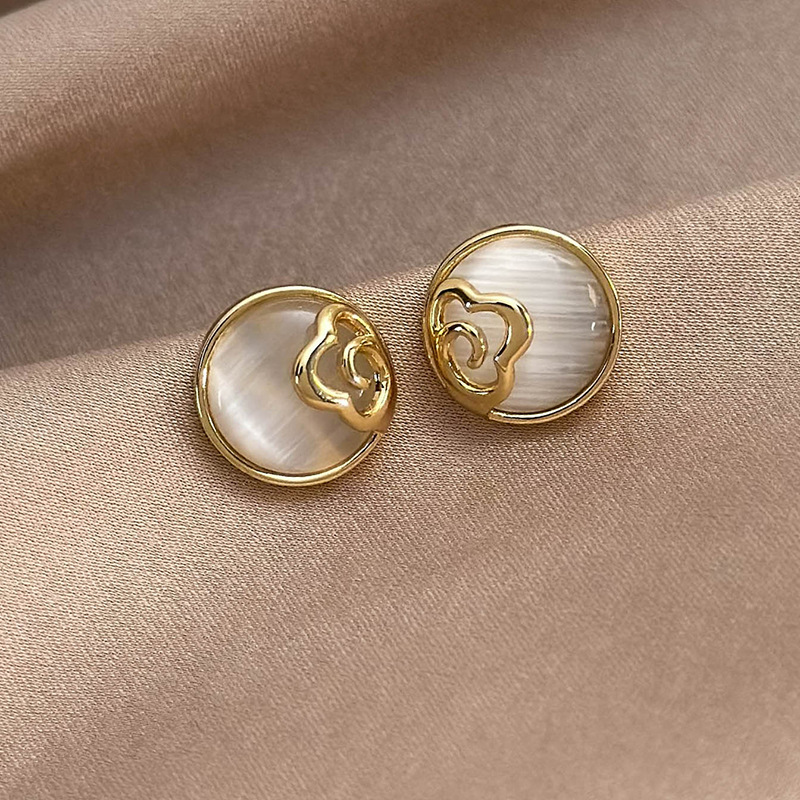 أقراط بحجر عين القط