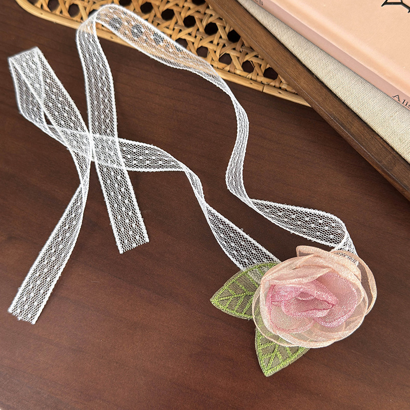 قلادة شوكر بالورد المجفف