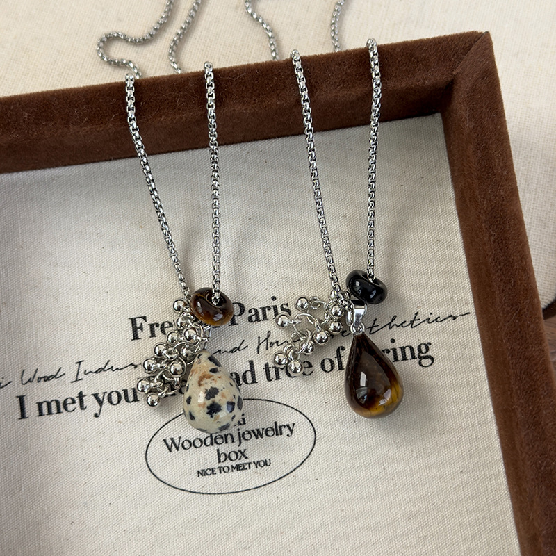 Намисто з Підвіскою у Формі Грона Винограду з Оком Тигра