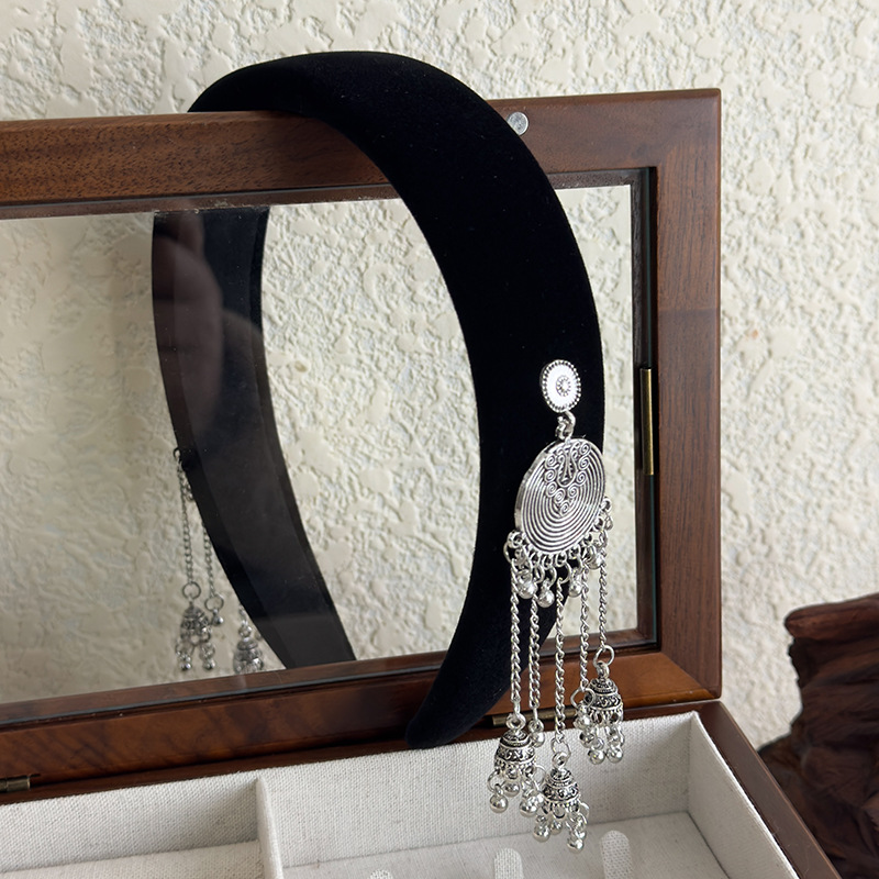 Πλεκτή ζώνη μαλλιών από βελούδο με μεταλλικό μενταγιόν