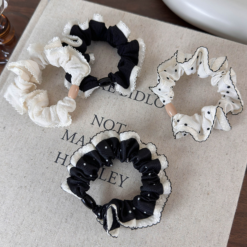 ربطات الشعر المخملية ذات الدانتيل والنقاط