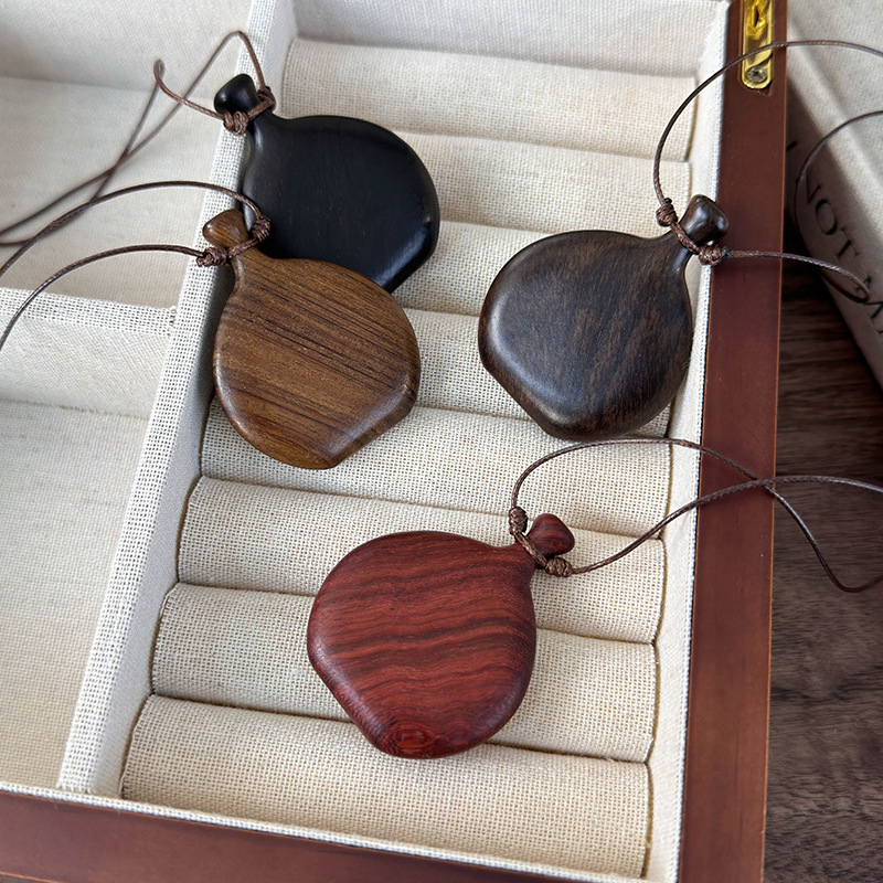 Вінтажний Намисто з Дерев'яним Кулоном Пляшки