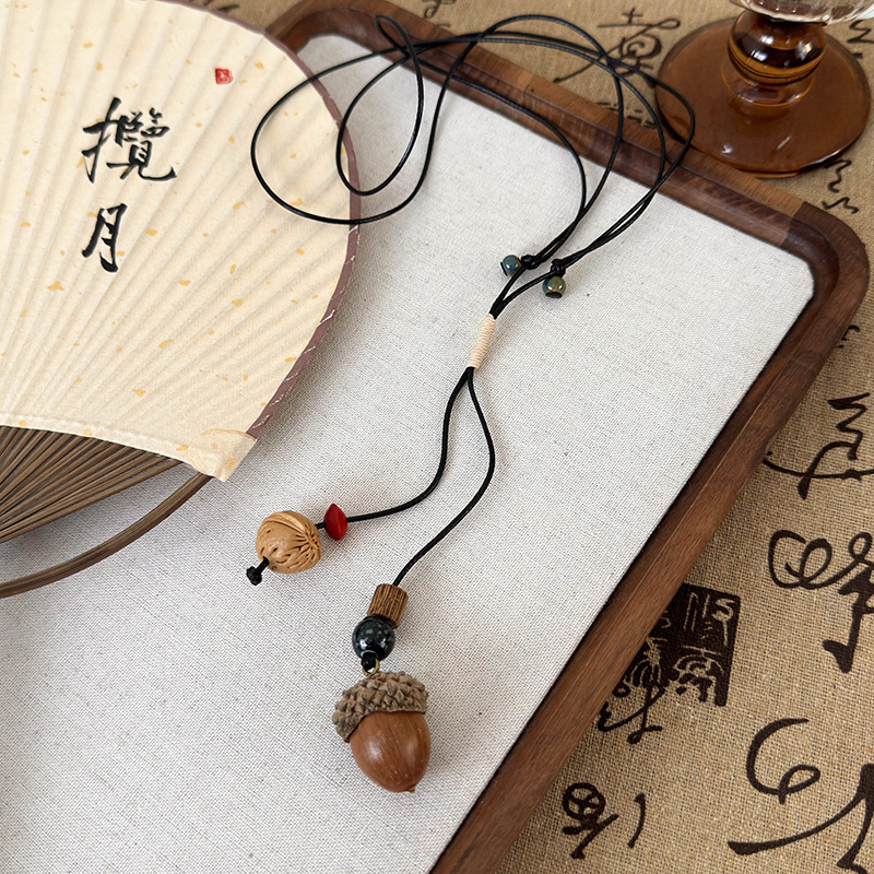 قلادة صنوبر خزفية مضفورة