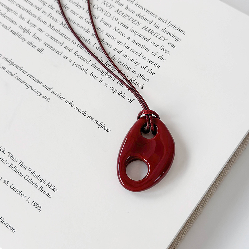 Collana Lunga Nera con Pendente Resina Naso di Maiale