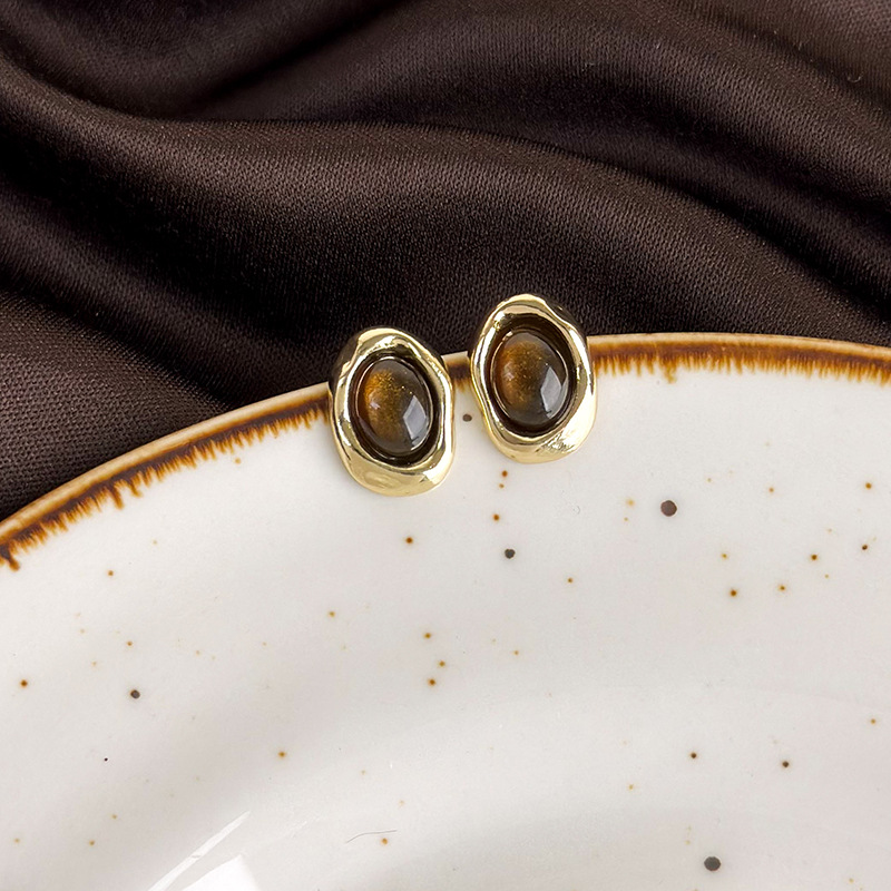 أقراط متدلية من عين النمر