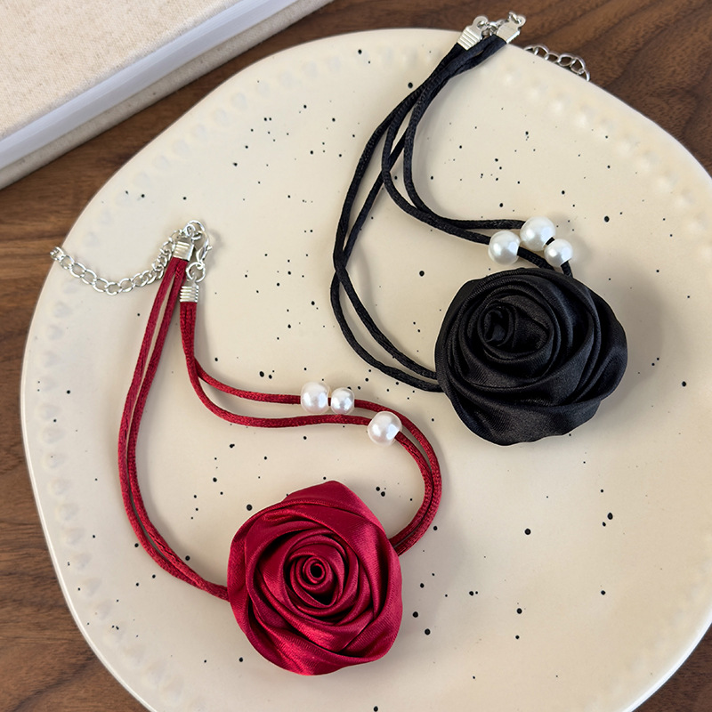 Кольє-чокер з трояндою та камелією
