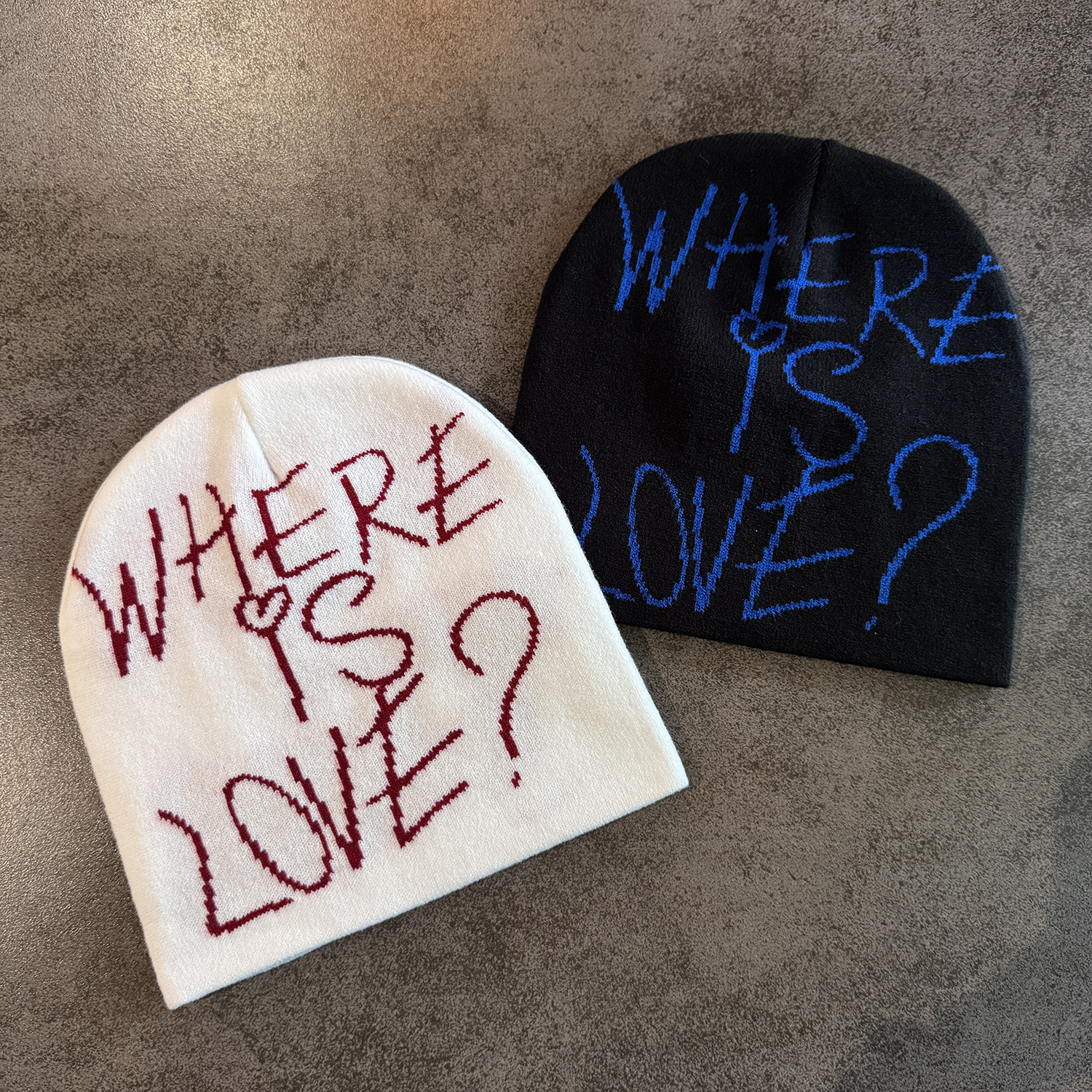 Gorro de Malha com Letras e Blocos de Cor