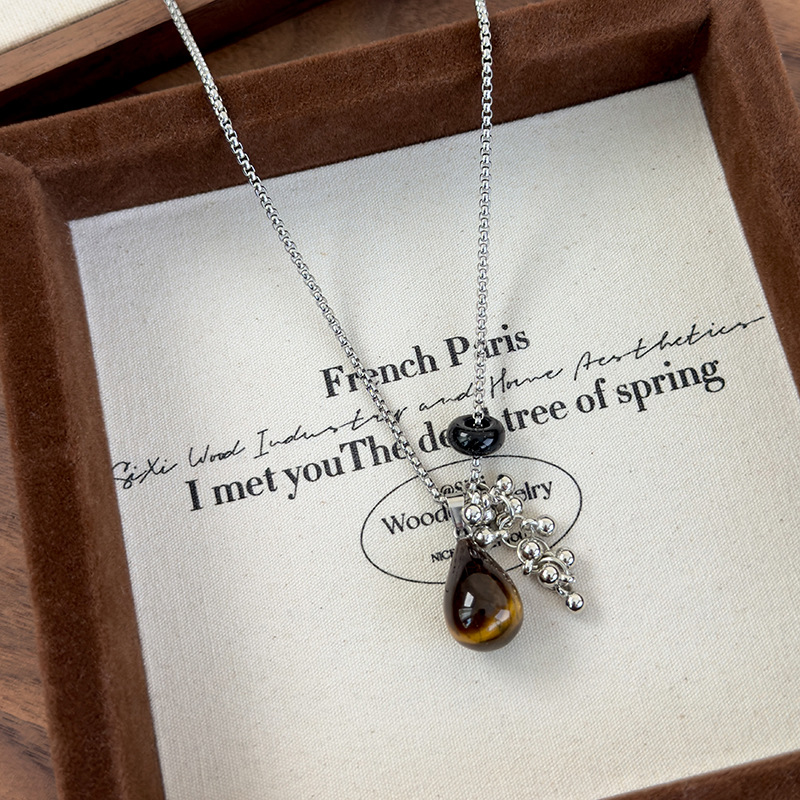 Намисто з Підвіскою у Формі Грона Винограду з Оком Тигра