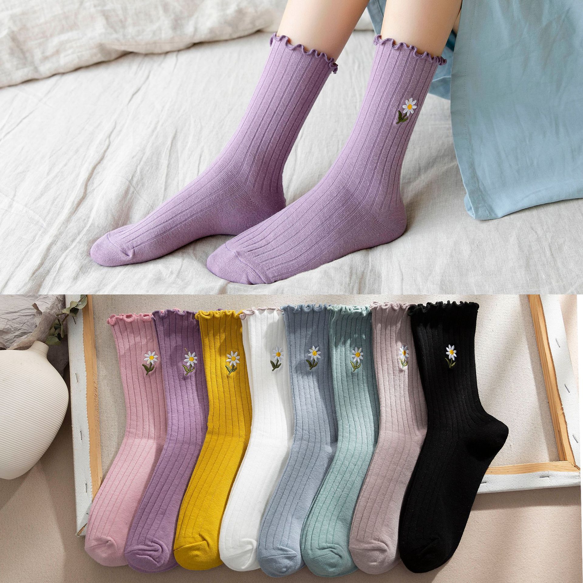 ถุงเท้าผู้หญิงลายดอกเดซี่ปักแบบ Scrunch