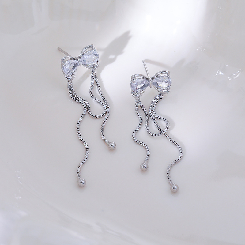 أقراط طويلة ذات شرابات ورباط