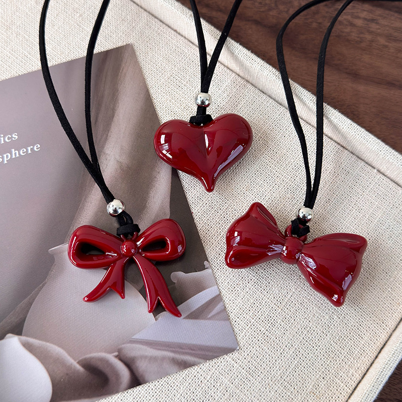 Červený Náhrdelník s Motýlkem z Lana