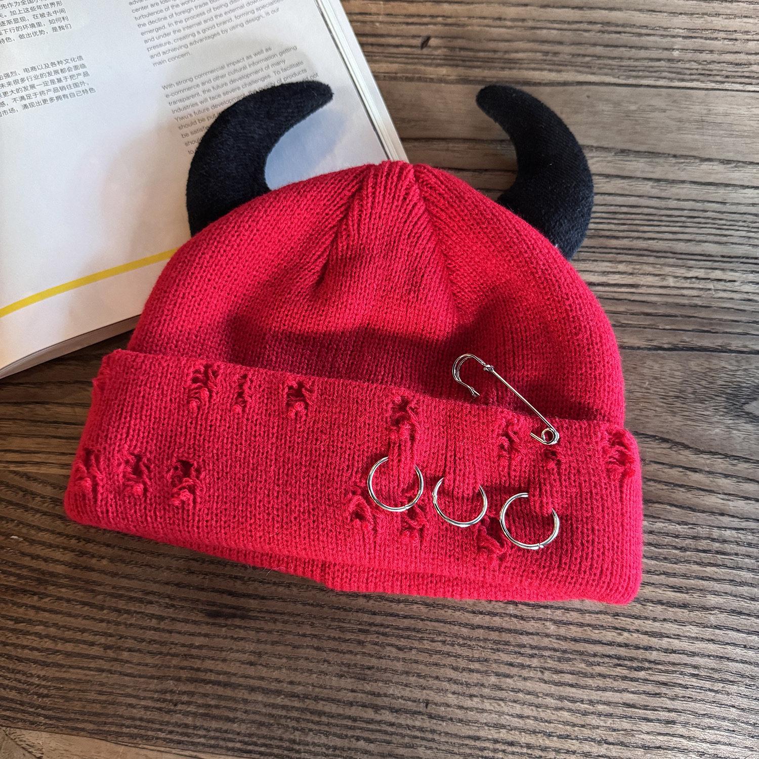 Gorro de Malha Rasgado com Chifres