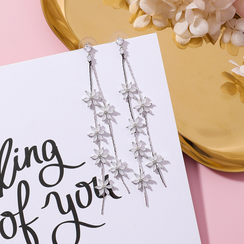 Pembe Kiraz Çiçeği Püsküllü Zirkonya Küpeler