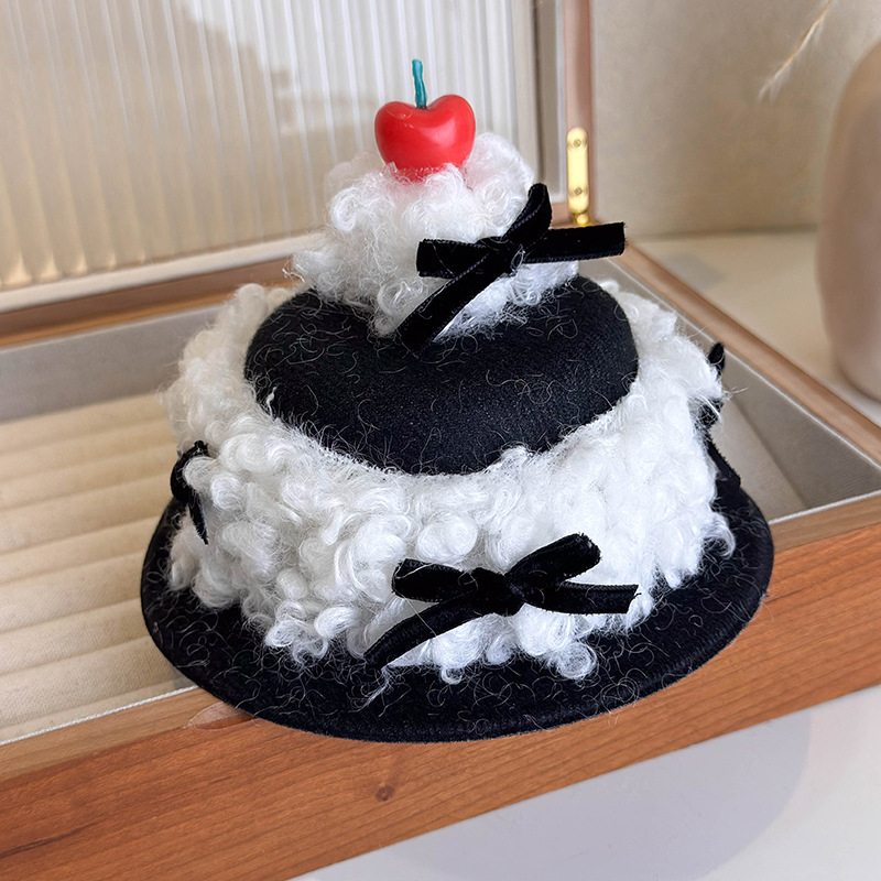 مشبك شعر كعكة الكريمة والكرز