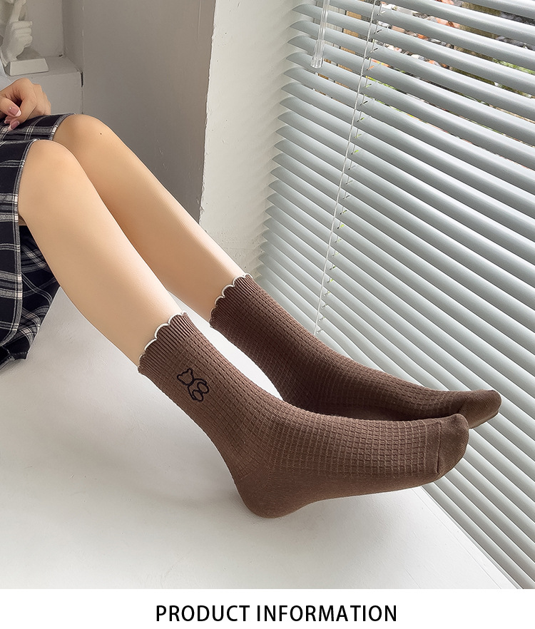 Meias de Cano Médio de Renda com Urso Bordado