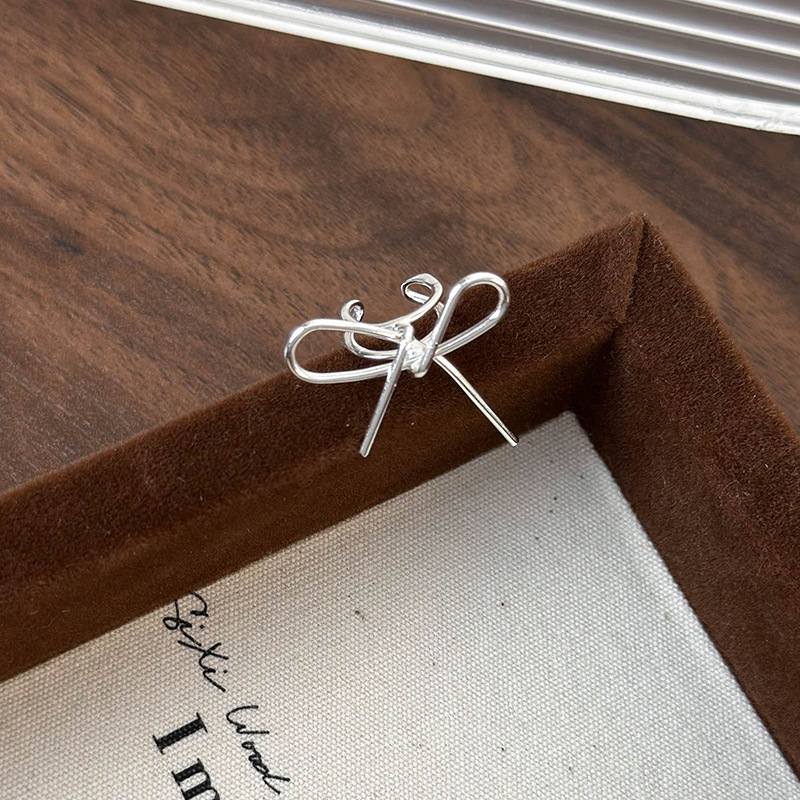 مشبك أذن على شكل قوس شريطي