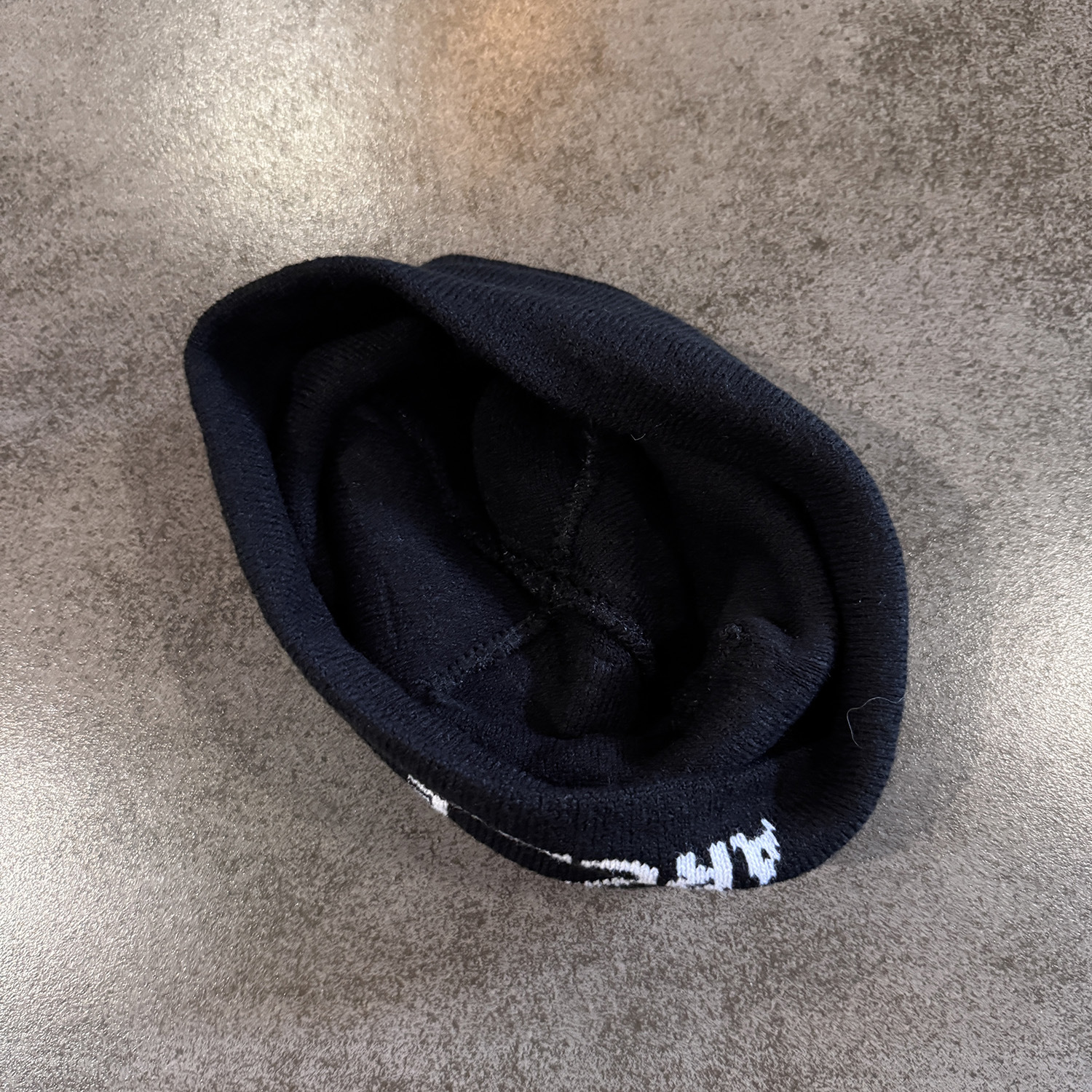 Gorro de Malha com Letras Cruzadas