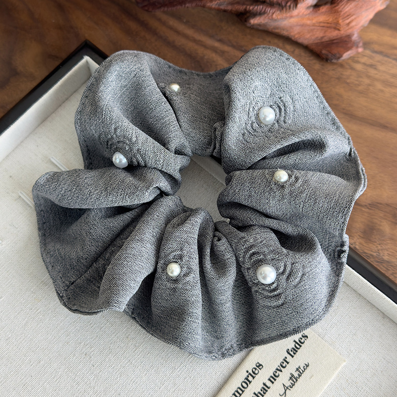 Coleteros y Diademas con Perlas Florales en Relieve