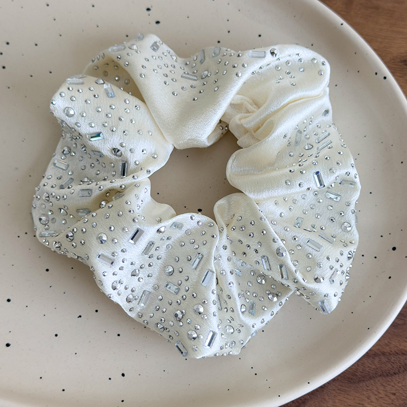 Scrunchies și Bande de Păr cu Strass