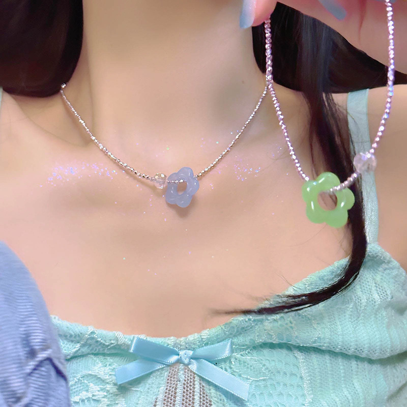 قلادة تشوكر بالخرز والزهور الباستيل