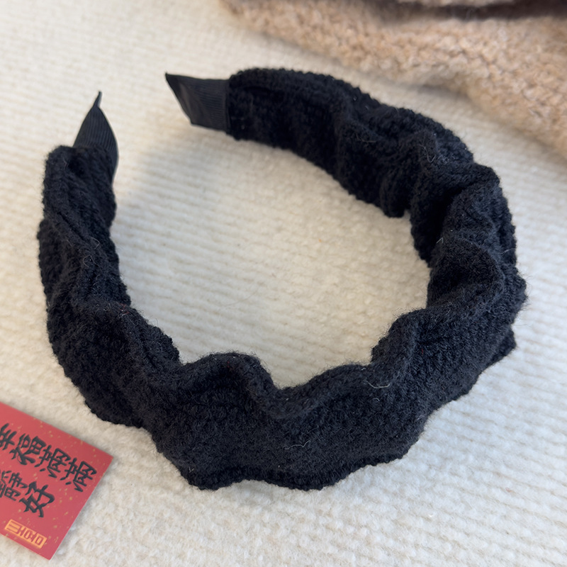 Stickat volanghårband