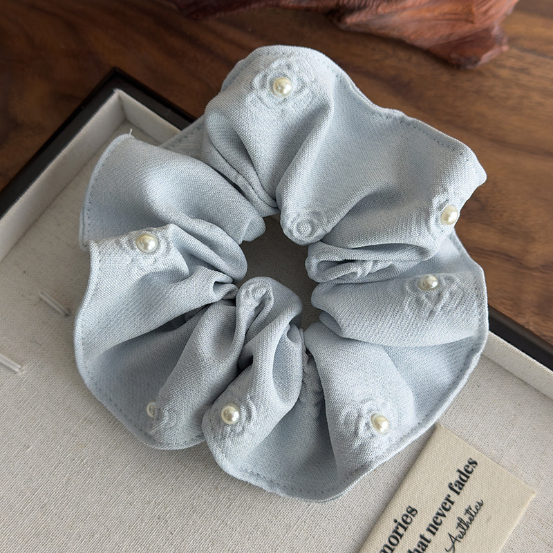 Coleteros y Diademas con Perlas Florales en Relieve