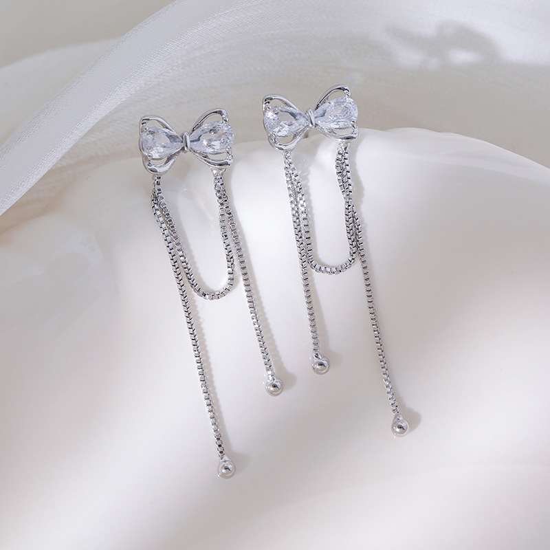 أقراط طويلة ذات شرابات ورباط