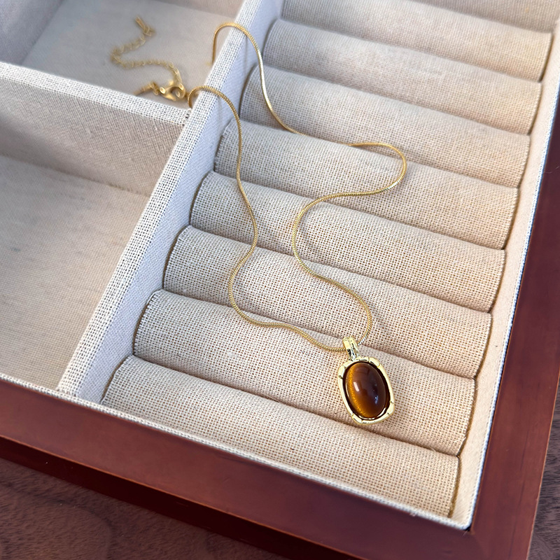 قلادة بقلادة هندسية من عين النمر