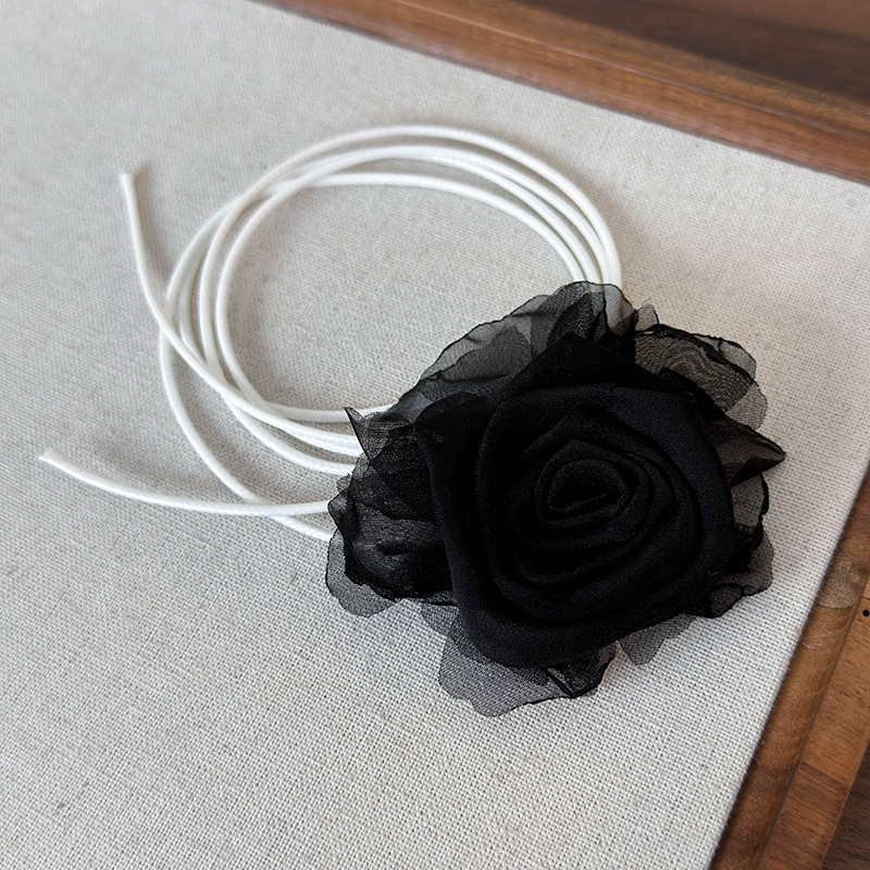 สร้อยคอช็อกเกอร์ดอกกุหลาบแห้งและดอกคาเมลเลีย