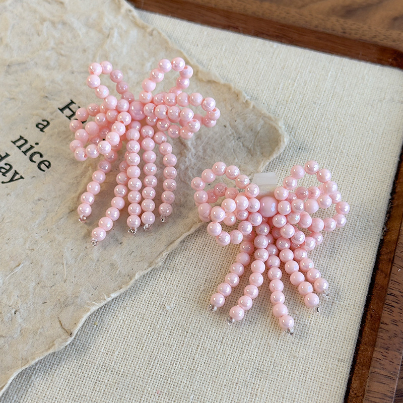 ビーズボウとタッセル付きシュークリップ