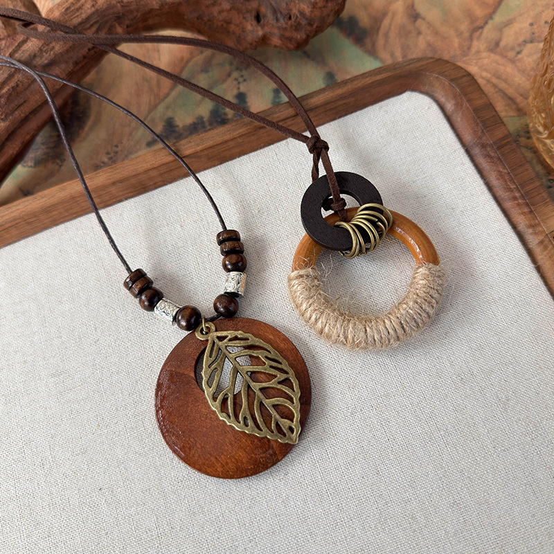 Довге богемне намисто з дерев'яною підвіскою-листком