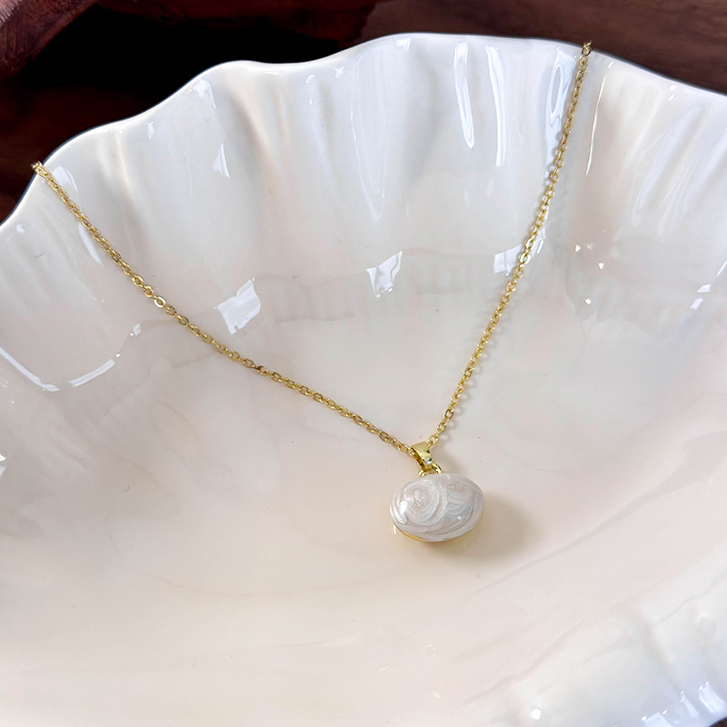 Намисто з підвіскою з бобів акації