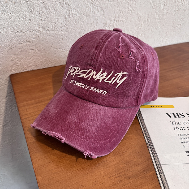 Boné de Baseball Lavado e Desgastado com Letras Rasgadas