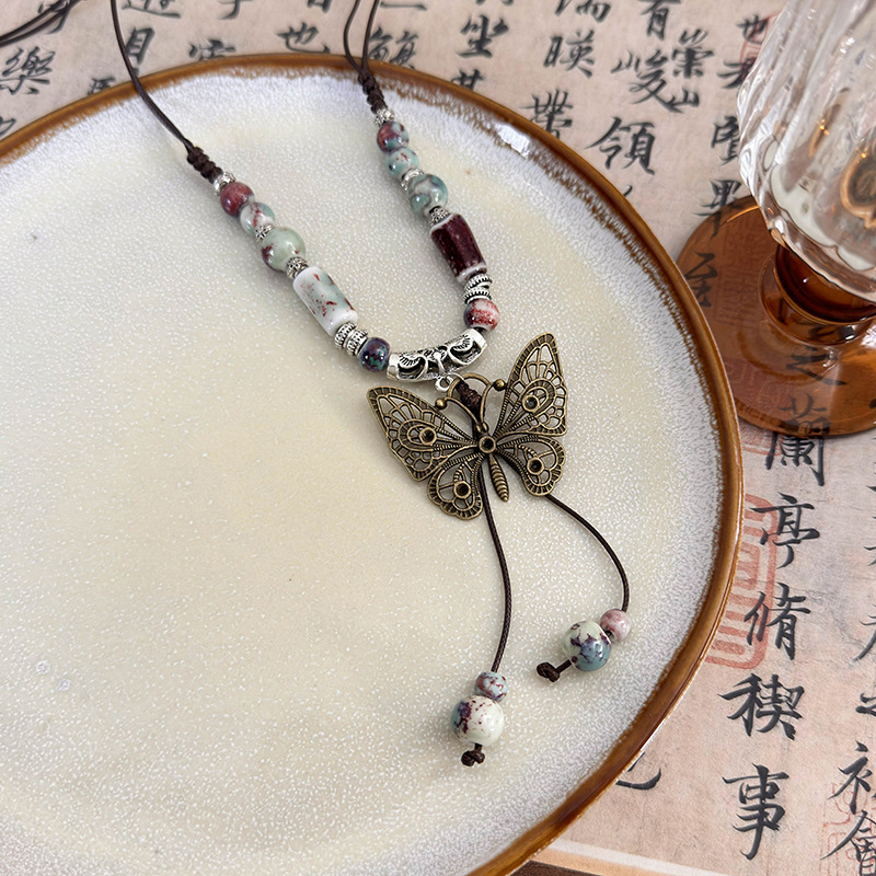 Намисто з бісерним метеликом