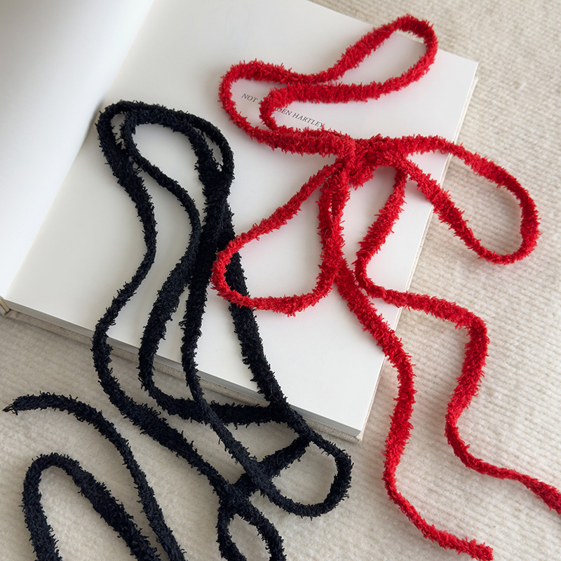 قلادة من الخيوط الناعمة