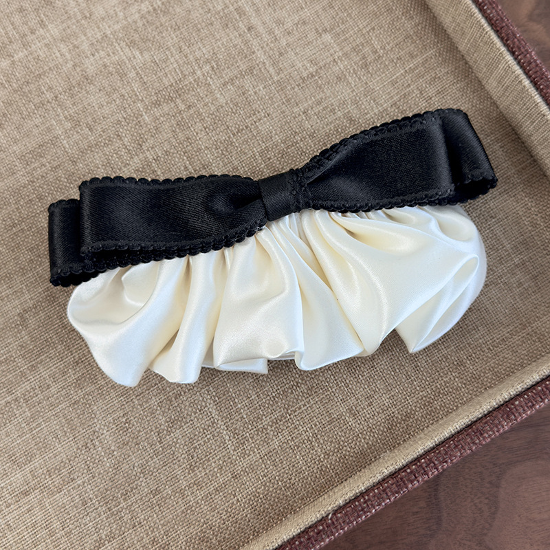 Agrafă de Păr Vintage din Satin cu Volane