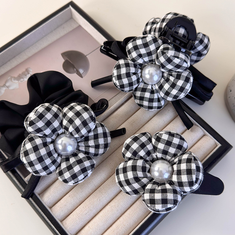 Μαύρο-Λευκό Καρέ Κλιπ Μαλλιών με Λουλούδι και Μαργαριτάρι