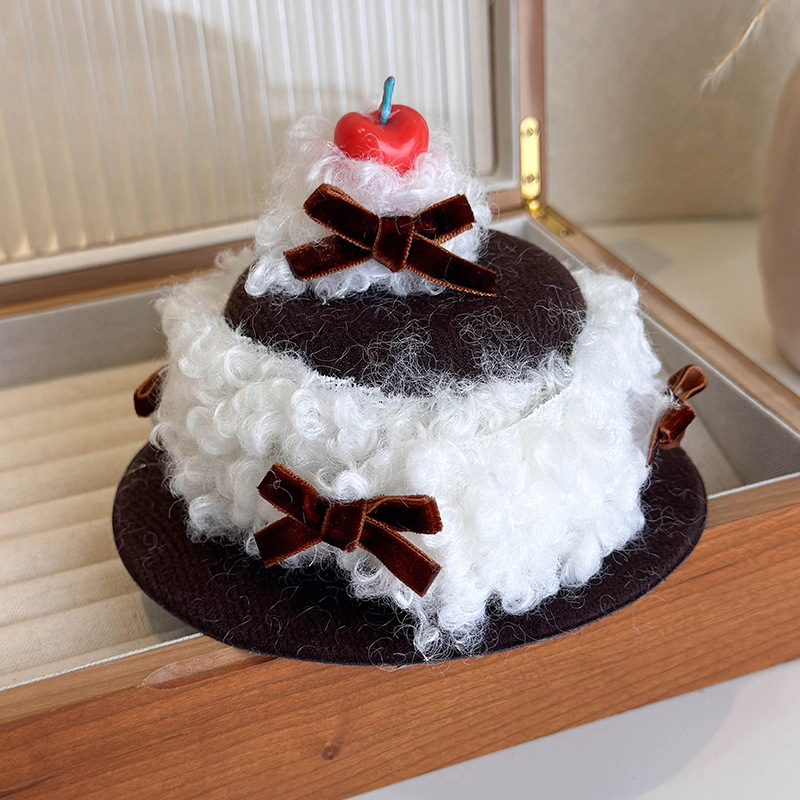 مشبك شعر كعكة الكريمة والكرز