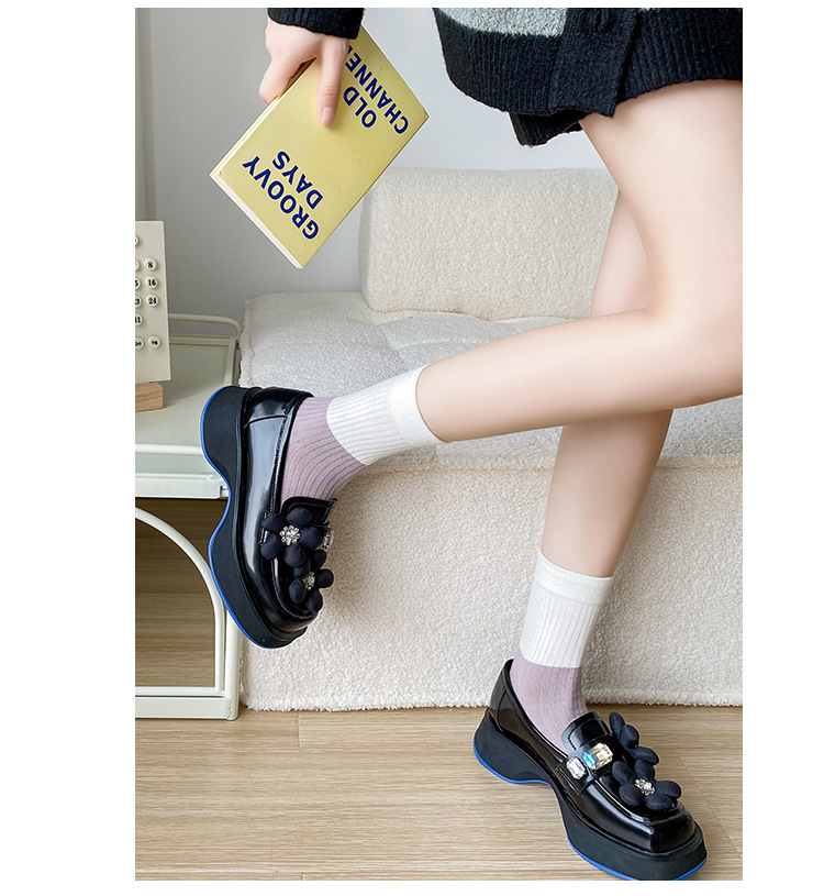 Meias de mulher até meio da canela com blocos de cor roxa e listras