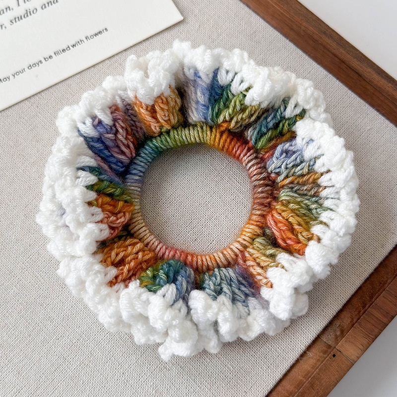 Handstickade Ull Scrunchies