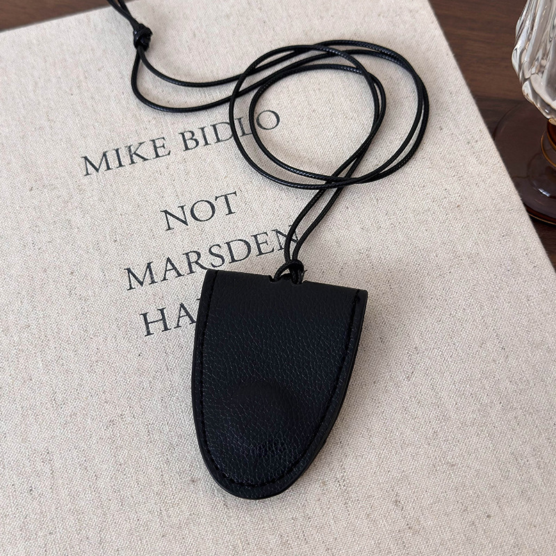 Намисто з підвіскою Multi-Clip зі штучної шкіри